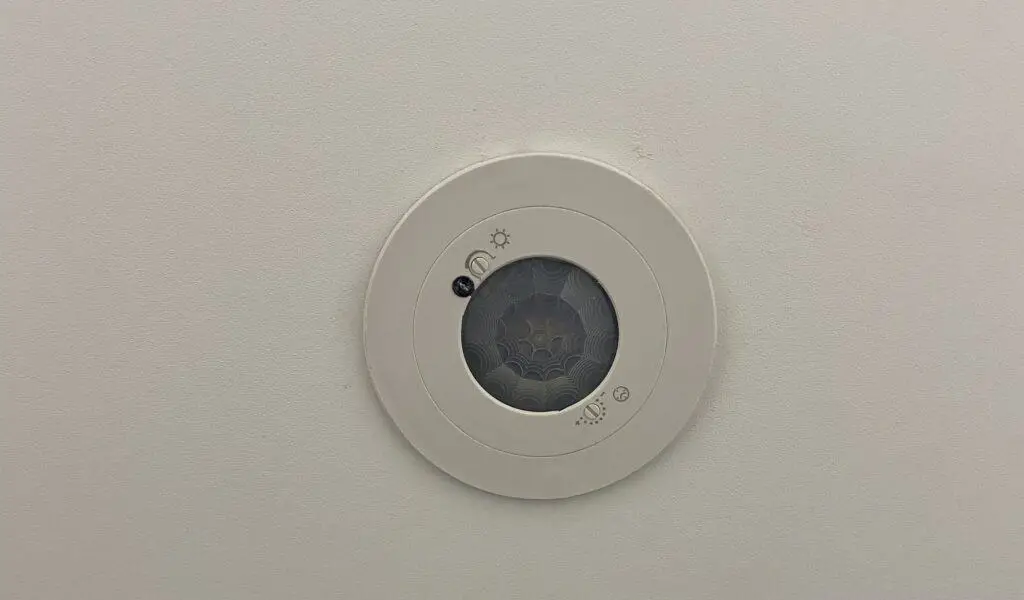 Adjustable settings on a PIR sensor